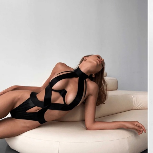 Strappy Black bodysuit - Picture 6 of 7